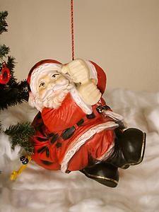 Figur Weihnachtsmann auf Seil aus Kunstharz