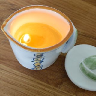 Olivenölkerze mit ätherischem Öl